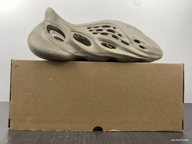 Adidas Stone Yeezy GX4472 Sage Foam RNNR 0723